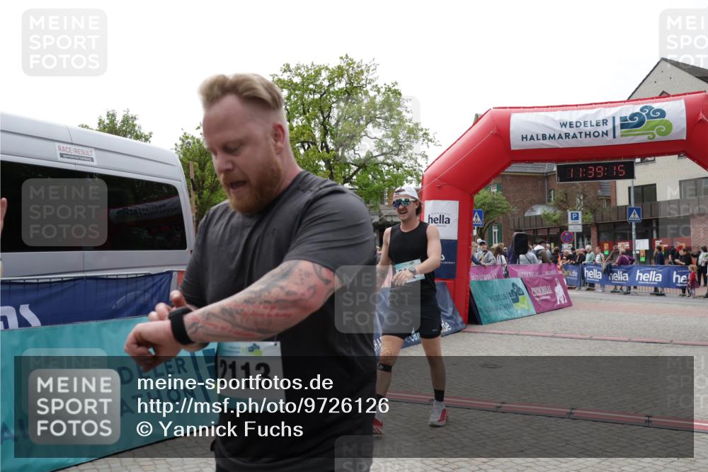 10.05.2026 - 8. Wedeler Halbmarathon Yannick Fuchs http://msf.ph/oto/9726126 10.05.2026 11:39:14 Ziel 871, 2097, 2104, 2113 meine-sportfotos.de