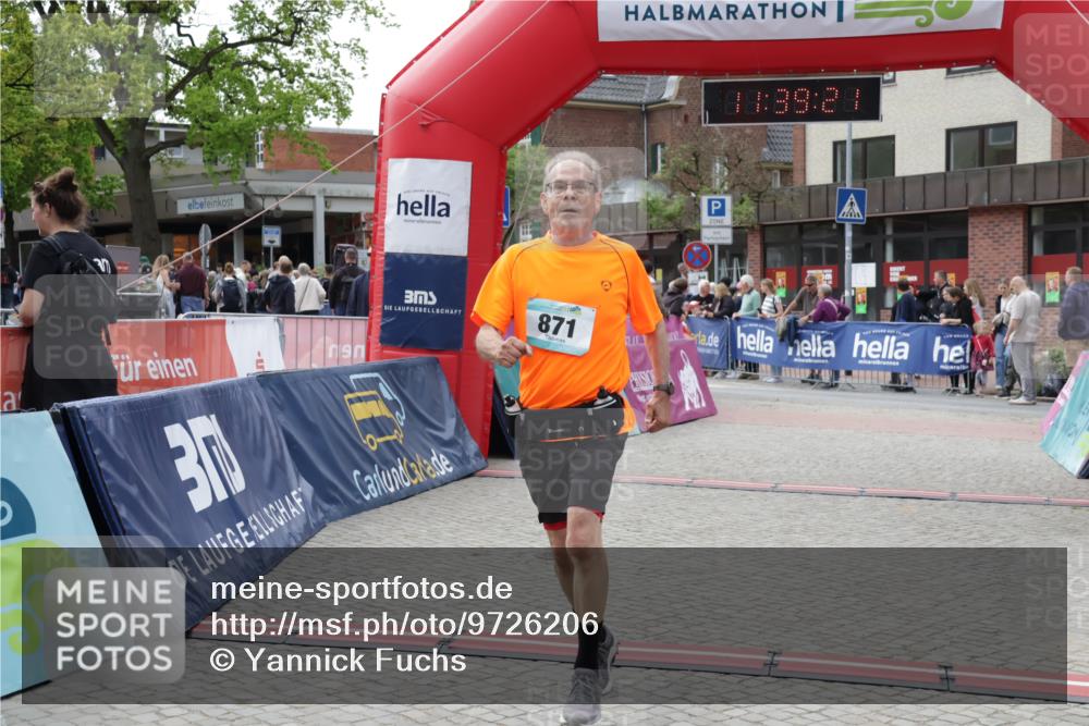 10.05.2026 - 8. Wedeler Halbmarathon Yannick Fuchs http://msf.ph/oto/9726206 10.05.2026 11:39:20 Ziel 871 meine-sportfotos.de