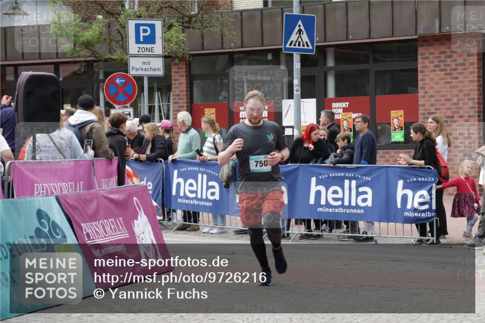 10.05.2026 - 8. Wedeler Halbmarathon Yannick Fuchs http://msf.ph/oto/9726216 10.05.2026 11:39:30 Ziel 750 meine-sportfotos.de