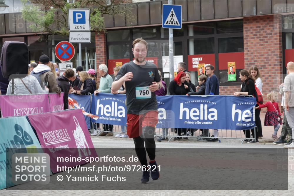 10.05.2026 - 8. Wedeler Halbmarathon Yannick Fuchs http://msf.ph/oto/9726221 10.05.2026 11:39:31 Ziel 750 meine-sportfotos.de