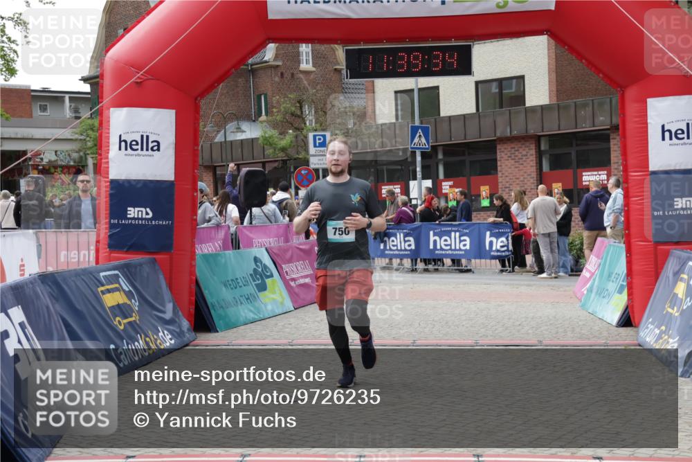 10.05.2026 - 8. Wedeler Halbmarathon Yannick Fuchs http://msf.ph/oto/9726235 10.05.2026 11:39:32 Ziel 750 meine-sportfotos.de