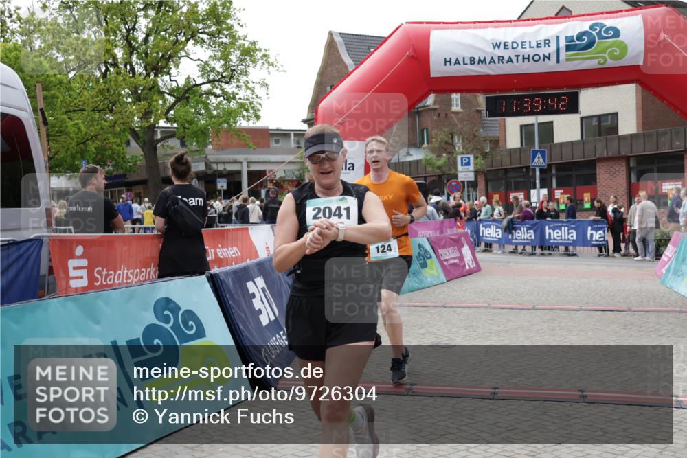 10.05.2026 - 8. Wedeler Halbmarathon Yannick Fuchs http://msf.ph/oto/9726304 10.05.2026 11:39:40 Ziel 124, 402, 2041 meine-sportfotos.de