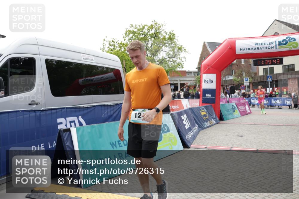 10.05.2026 - 8. Wedeler Halbmarathon Yannick Fuchs http://msf.ph/oto/9726315 10.05.2026 11:39:41 Ziel 124, 402, 2041 meine-sportfotos.de