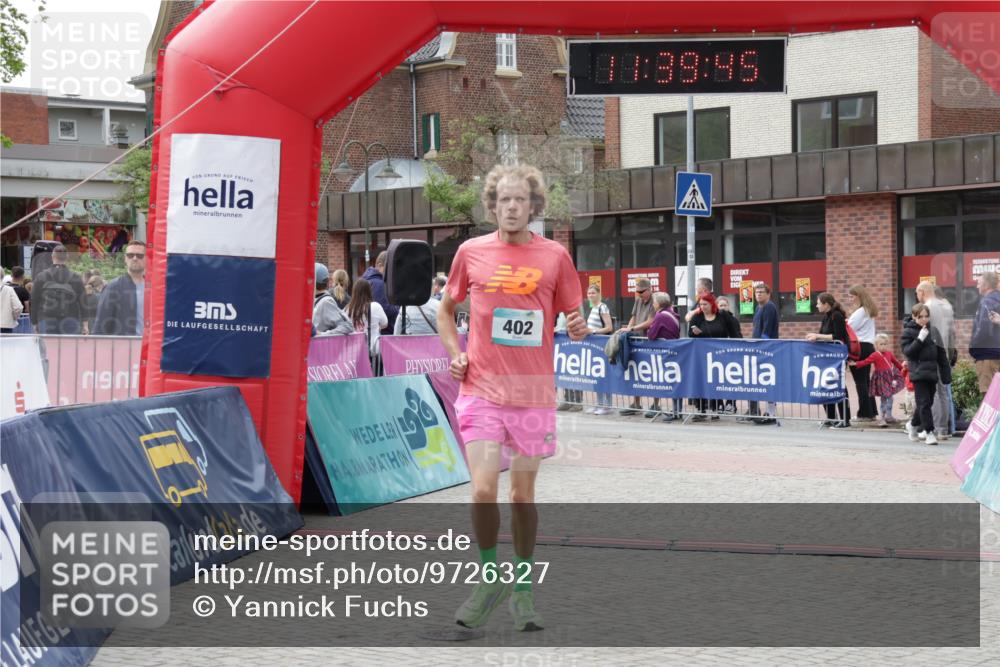 10.05.2026 - 8. Wedeler Halbmarathon Yannick Fuchs http://msf.ph/oto/9726327 10.05.2026 11:39:44 Ziel 124, 402, 585, 844, 2011 meine-sportfotos.de