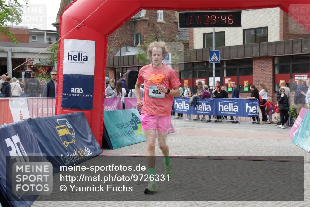 10.05.2026 - 8. Wedeler Halbmarathon Yannick Fuchs http://msf.ph/oto/9726331 10.05.2026 11:39:44 Ziel 124, 402, 585, 844, 2011 meine-sportfotos.de