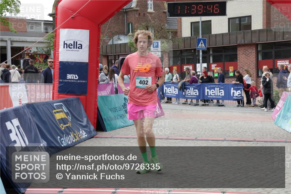10.05.2026 - 8. Wedeler Halbmarathon Yannick Fuchs http://msf.ph/oto/9726335 10.05.2026 11:39:44 Ziel 124, 402, 585, 844, 2011 meine-sportfotos.de