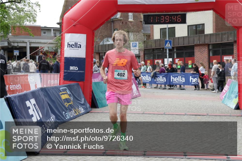 10.05.2026 - 8. Wedeler Halbmarathon Yannick Fuchs http://msf.ph/oto/9726340 10.05.2026 11:39:44 Ziel 124, 402, 585, 844, 2011 meine-sportfotos.de
