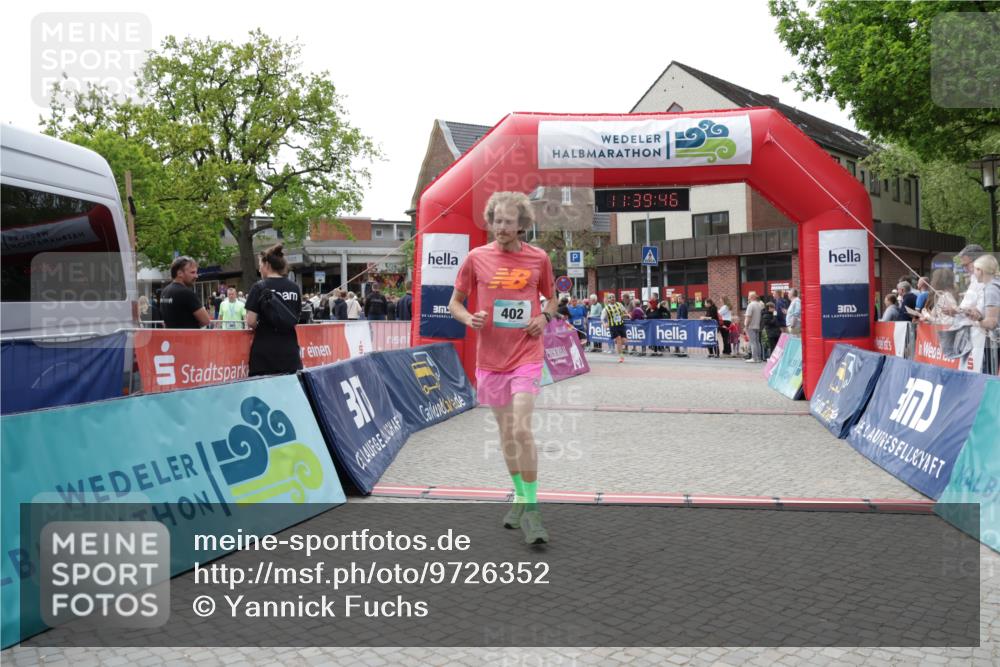 10.05.2026 - 8. Wedeler Halbmarathon Yannick Fuchs http://msf.ph/oto/9726352 10.05.2026 11:39:45 Ziel 402, 585, 844, 2011 meine-sportfotos.de