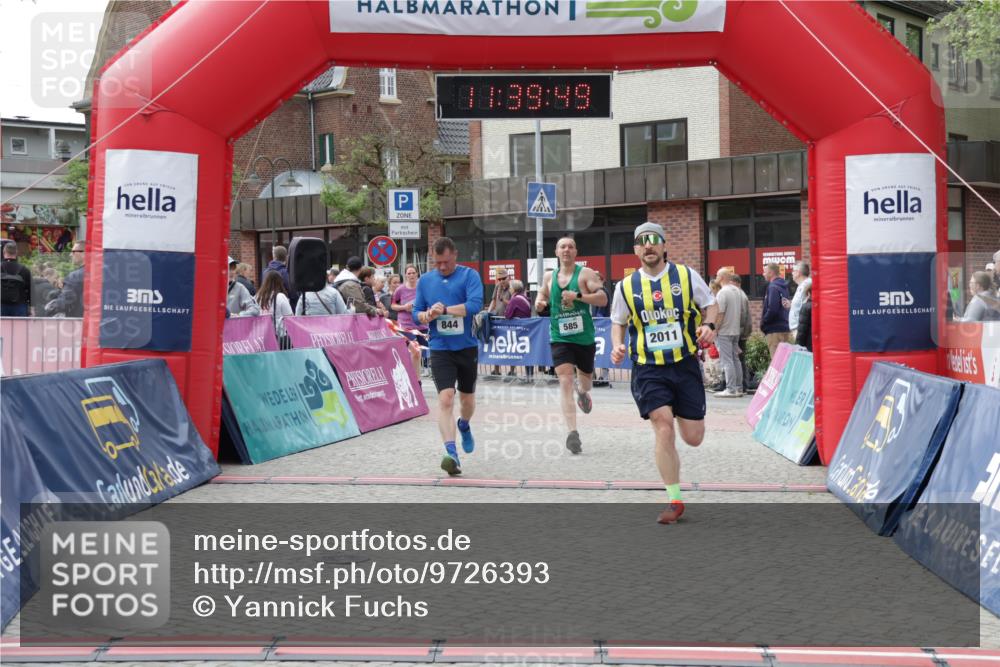 10.05.2026 - 8. Wedeler Halbmarathon Yannick Fuchs http://msf.ph/oto/9726393 10.05.2026 11:39:47 Ziel 402, 434, 585, 844, 1054, 2011 meine-sportfotos.de