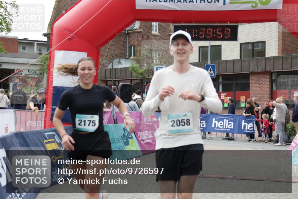 10.05.2026 - 8. Wedeler Halbmarathon Yannick Fuchs http://msf.ph/oto/9726597 10.05.2026 11:39:57 Ziel 217, 434, 864, 1028, 1054, 2058, 2175 meine-sportfotos.de