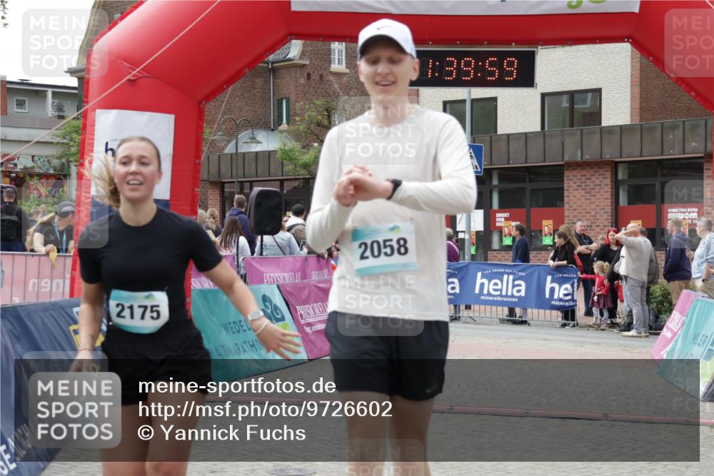 10.05.2026 - 8. Wedeler Halbmarathon Yannick Fuchs http://msf.ph/oto/9726602 10.05.2026 11:39:57 Ziel 217, 434, 864, 1028, 1054, 2058, 2175 meine-sportfotos.de