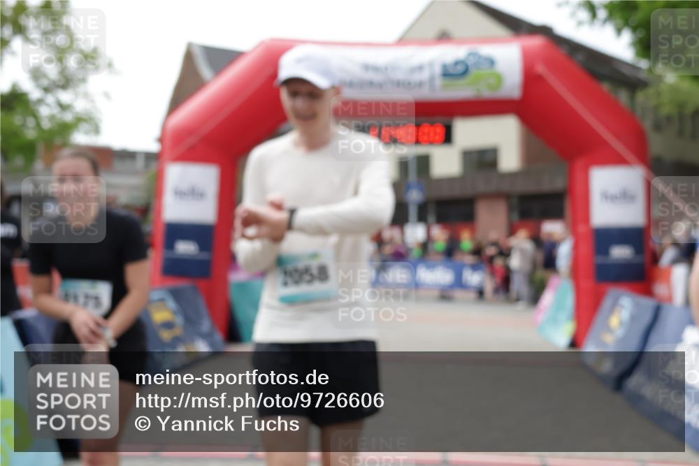 10.05.2026 - 8. Wedeler Halbmarathon Yannick Fuchs http://msf.ph/oto/9726606 10.05.2026 11:39:58 Ziel 217, 864, 1028, 2058, 2175 meine-sportfotos.de