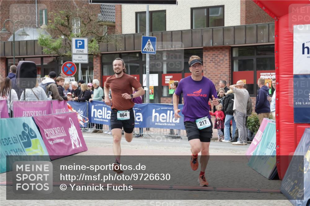 10.05.2026 - 8. Wedeler Halbmarathon Yannick Fuchs http://msf.ph/oto/9726630 10.05.2026 11:40:00 Ziel 217, 864, 2058, 2175 meine-sportfotos.de