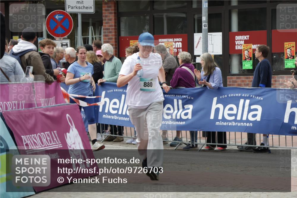 10.05.2026 - 8. Wedeler Halbmarathon Yannick Fuchs http://msf.ph/oto/9726703 10.05.2026 11:40:06 Ziel 217, 817, 864 meine-sportfotos.de