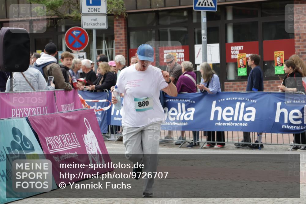 10.05.2026 - 8. Wedeler Halbmarathon Yannick Fuchs http://msf.ph/oto/9726707 10.05.2026 11:40:07 Ziel 817 meine-sportfotos.de