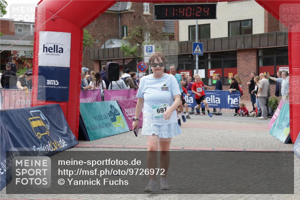 10.05.2026 - 8. Wedeler Halbmarathon Yannick Fuchs http://msf.ph/oto/9726972 10.05.2026 11:40:23 Ziel 592, 593, 697, 929, 932, 2053 meine-sportfotos.de
