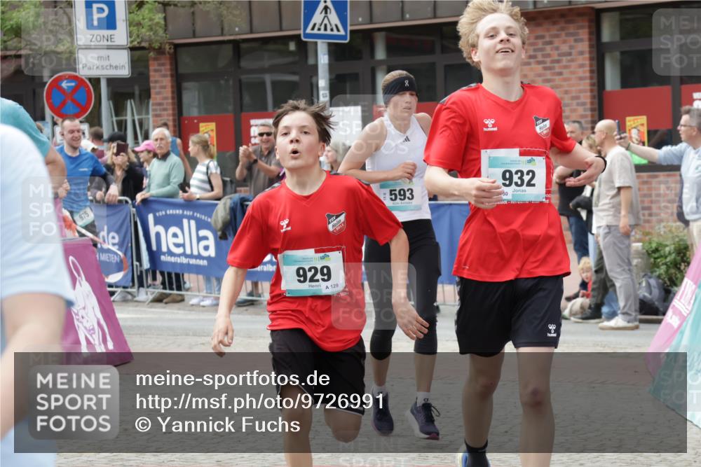10.05.2026 - 8. Wedeler Halbmarathon Yannick Fuchs http://msf.ph/oto/9726991 10.05.2026 11:40:25 Ziel 592, 593, 697, 929, 932, 975, 2053 meine-sportfotos.de