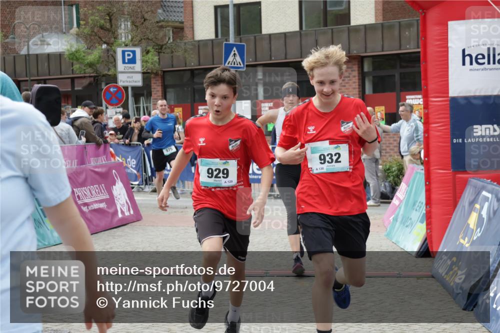 10.05.2026 - 8. Wedeler Halbmarathon Yannick Fuchs http://msf.ph/oto/9727004 10.05.2026 11:40:25 Ziel 592, 593, 697, 929, 932, 975, 2053 meine-sportfotos.de