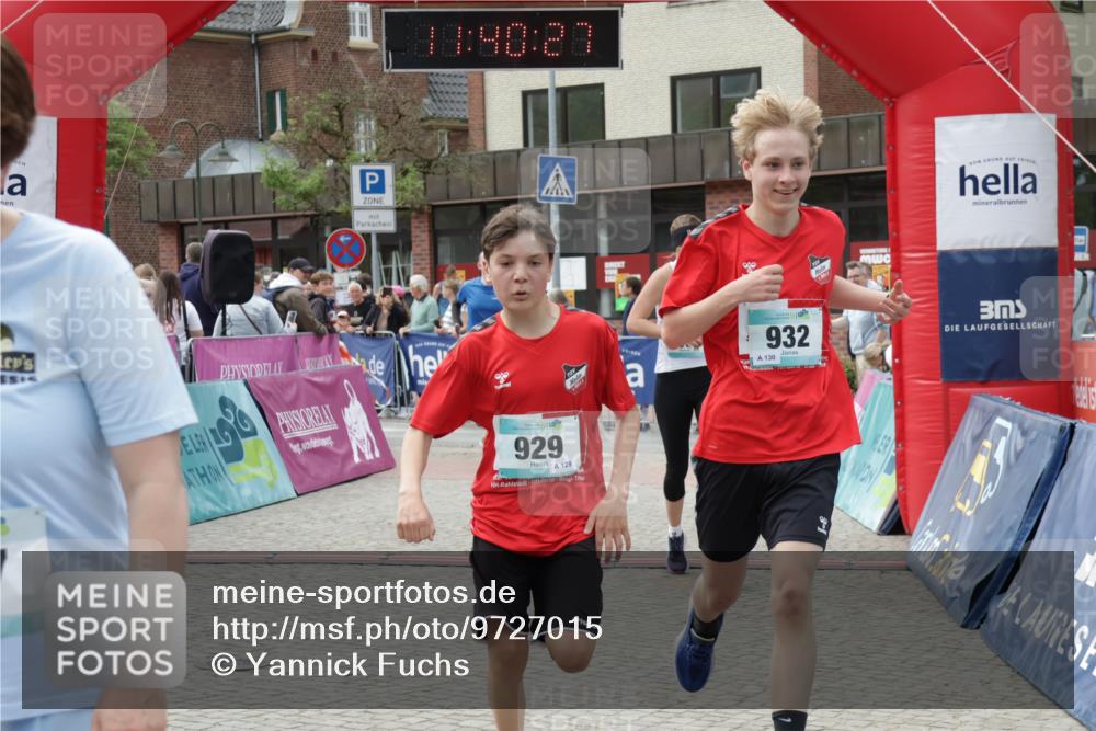 10.05.2026 - 8. Wedeler Halbmarathon Yannick Fuchs http://msf.ph/oto/9727015 10.05.2026 11:40:26 Ziel 592, 593, 697, 929, 932, 975 meine-sportfotos.de