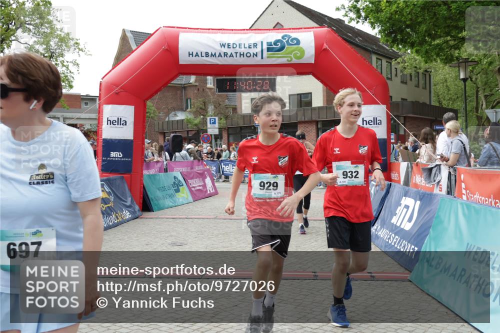 10.05.2026 - 8. Wedeler Halbmarathon Yannick Fuchs http://msf.ph/oto/9727026 10.05.2026 11:40:26 Ziel 592, 593, 697, 929, 932, 975 meine-sportfotos.de