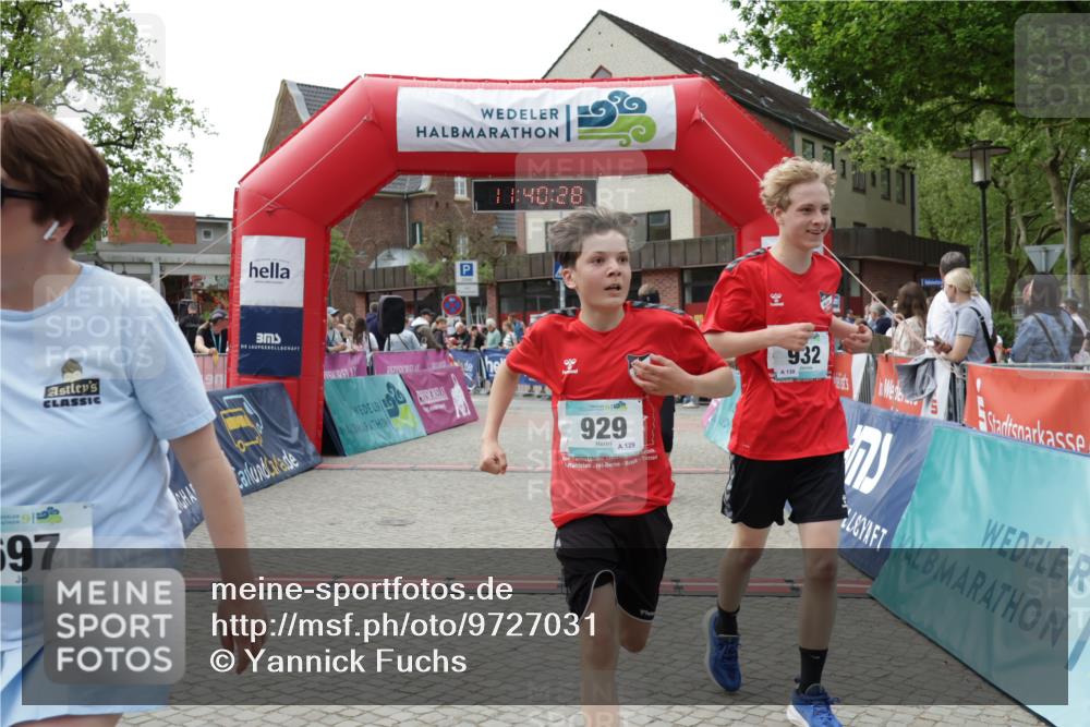 10.05.2026 - 8. Wedeler Halbmarathon Yannick Fuchs http://msf.ph/oto/9727031 10.05.2026 11:40:26 Ziel 592, 593, 697, 929, 932, 975 meine-sportfotos.de