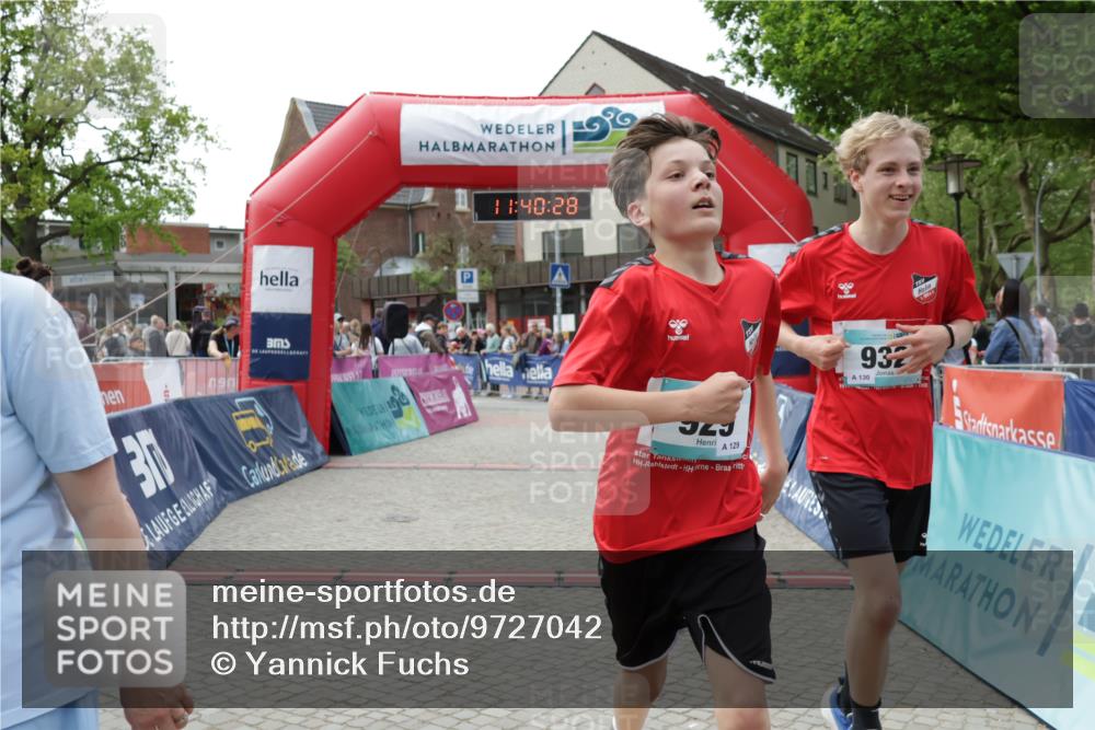 10.05.2026 - 8. Wedeler Halbmarathon Yannick Fuchs http://msf.ph/oto/9727042 10.05.2026 11:40:27 Ziel 592, 593, 929, 932, 975 meine-sportfotos.de