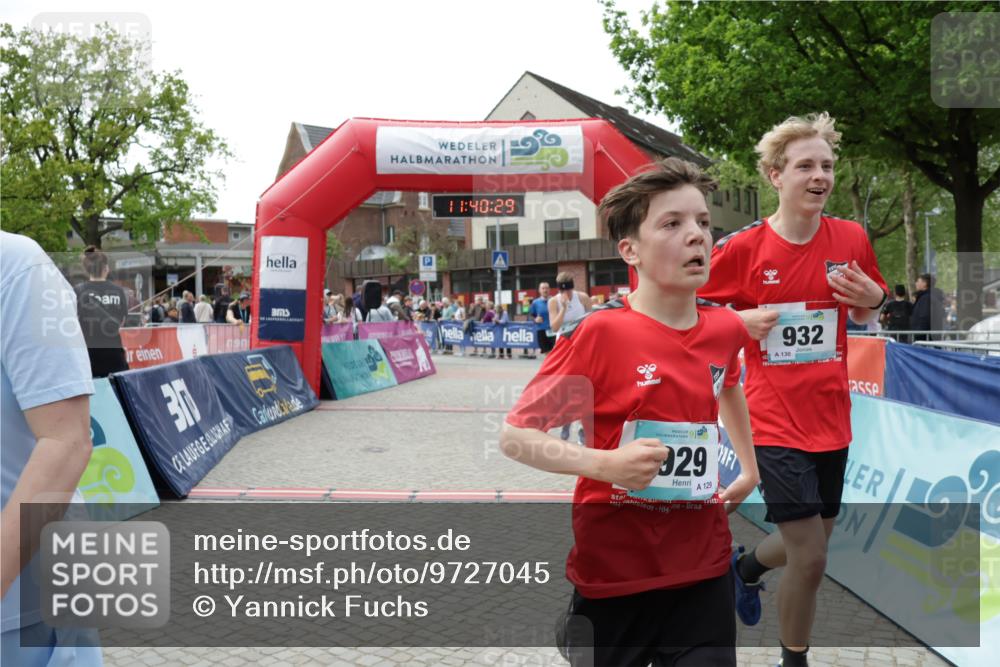 10.05.2026 - 8. Wedeler Halbmarathon Yannick Fuchs http://msf.ph/oto/9727045 10.05.2026 11:40:27 Ziel 592, 593, 929, 932, 975 meine-sportfotos.de