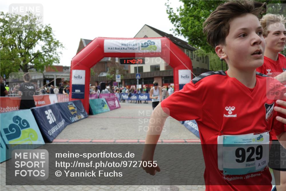 10.05.2026 - 8. Wedeler Halbmarathon Yannick Fuchs http://msf.ph/oto/9727055 10.05.2026 11:40:27 Ziel 592, 593, 929, 932, 975 meine-sportfotos.de