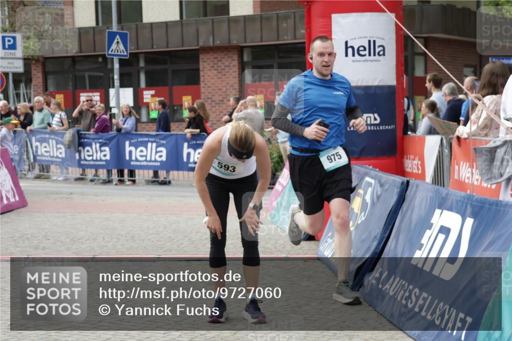 10.05.2026 - 8. Wedeler Halbmarathon Yannick Fuchs http://msf.ph/oto/9727060 10.05.2026 11:40:29 Ziel 592, 593, 929, 932, 975 meine-sportfotos.de