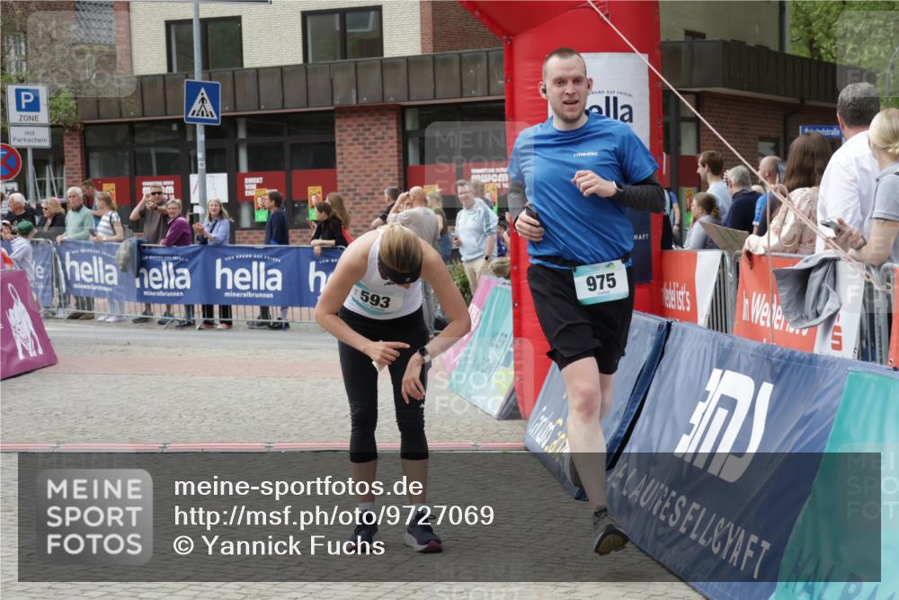 10.05.2026 - 8. Wedeler Halbmarathon Yannick Fuchs http://msf.ph/oto/9727069 10.05.2026 11:40:29 Ziel 592, 593, 929, 932, 975 meine-sportfotos.de