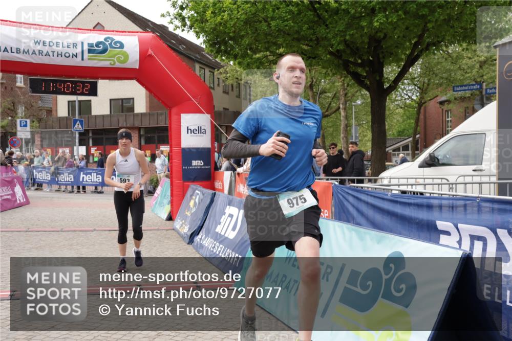 10.05.2026 - 8. Wedeler Halbmarathon Yannick Fuchs http://msf.ph/oto/9727077 10.05.2026 11:40:30 Ziel 592, 593, 929, 932, 975 meine-sportfotos.de