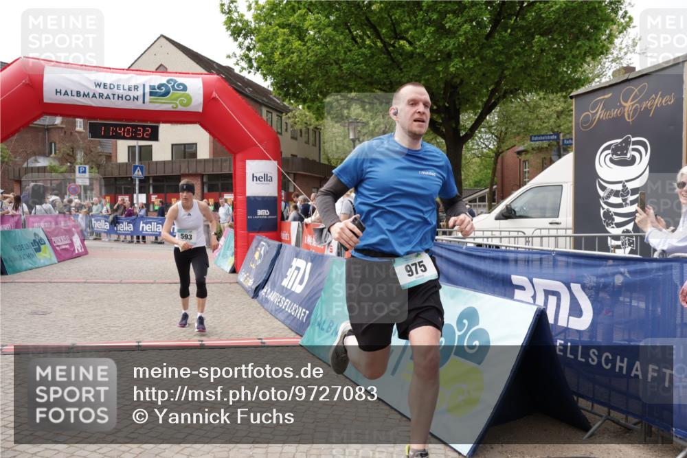 10.05.2026 - 8. Wedeler Halbmarathon Yannick Fuchs http://msf.ph/oto/9727083 10.05.2026 11:40:30 Ziel 592, 593, 929, 932, 975 meine-sportfotos.de