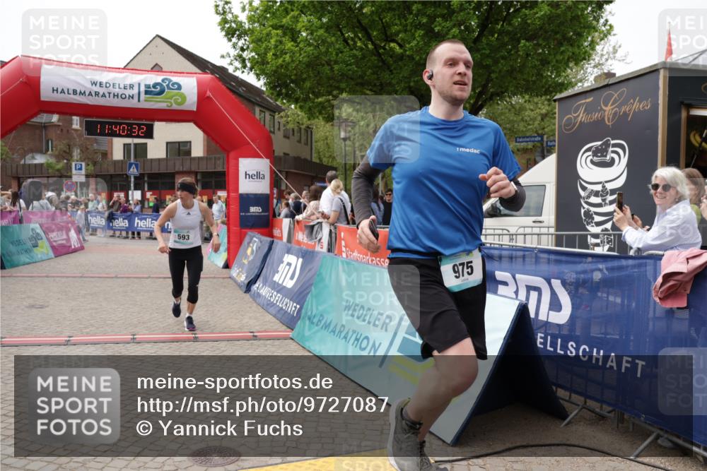 10.05.2026 - 8. Wedeler Halbmarathon Yannick Fuchs http://msf.ph/oto/9727087 10.05.2026 11:40:30 Ziel 592, 593, 929, 932, 975 meine-sportfotos.de