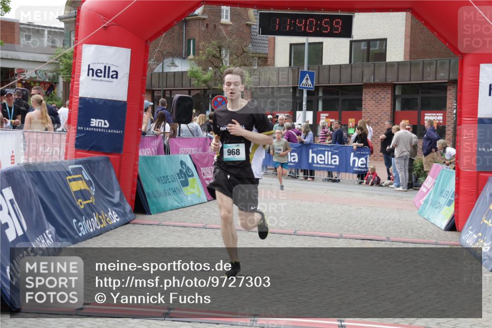 10.05.2026 - 8. Wedeler Halbmarathon Yannick Fuchs http://msf.ph/oto/9727303 10.05.2026 11:40:57 Ziel 957, 968, 2190 meine-sportfotos.de