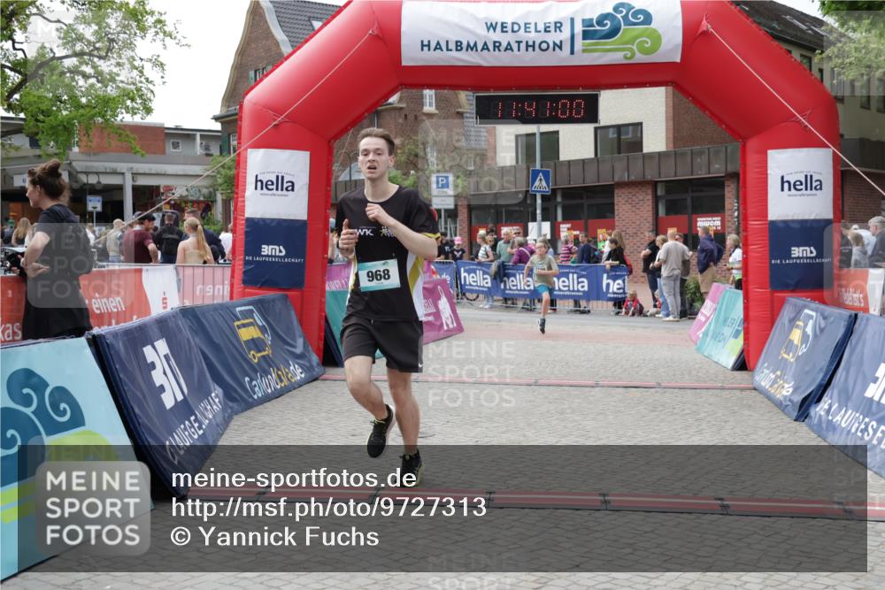 10.05.2026 - 8. Wedeler Halbmarathon Yannick Fuchs http://msf.ph/oto/9727313 10.05.2026 11:40:58 Ziel 957, 968, 2190 meine-sportfotos.de