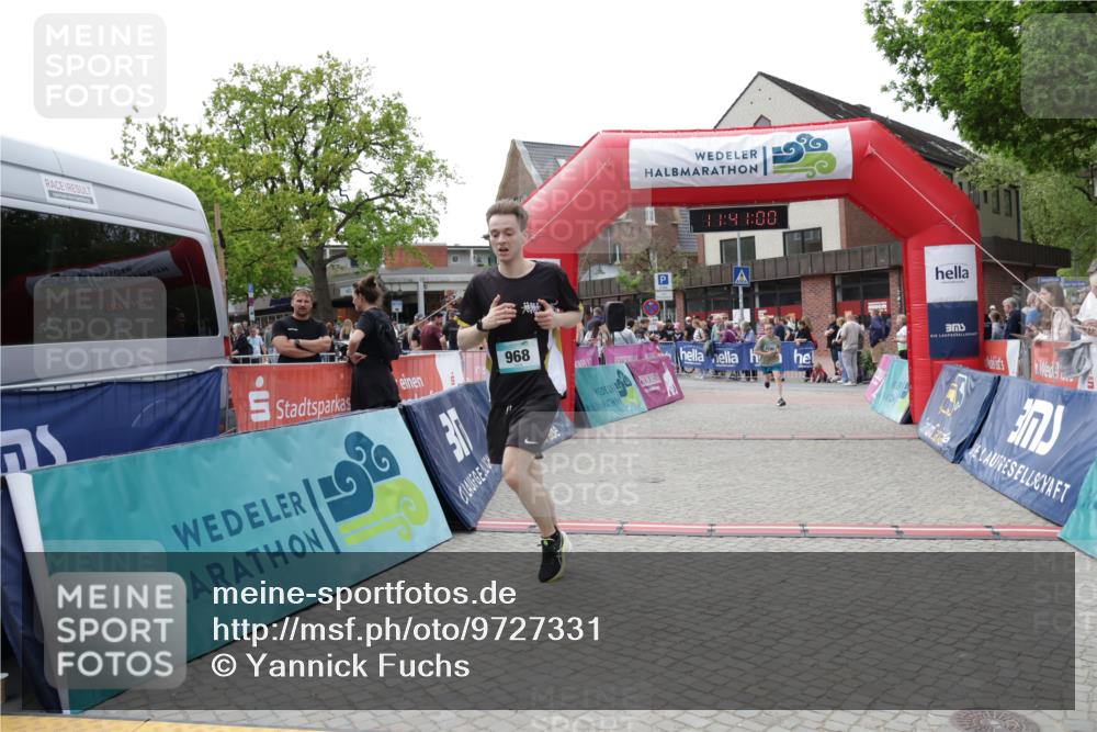 10.05.2026 - 8. Wedeler Halbmarathon Yannick Fuchs http://msf.ph/oto/9727331 10.05.2026 11:40:58 Ziel 957, 968, 2190 meine-sportfotos.de