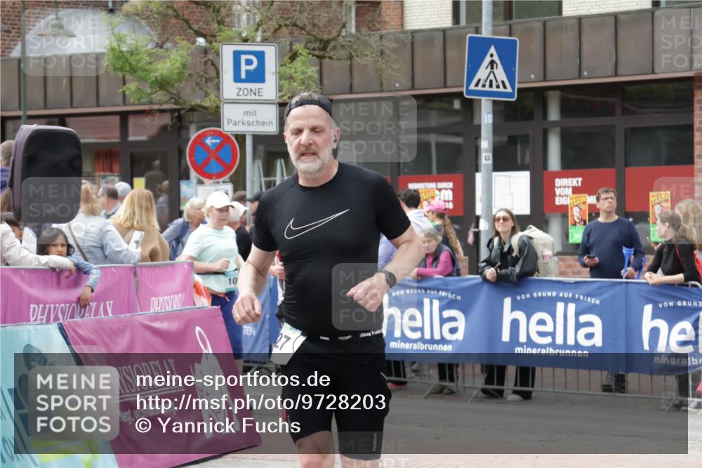 10.05.2026 - 8. Wedeler Halbmarathon Yannick Fuchs http://msf.ph/oto/9728203 10.05.2026 11:42:17 Ziel 127, 352, 1052 meine-sportfotos.de