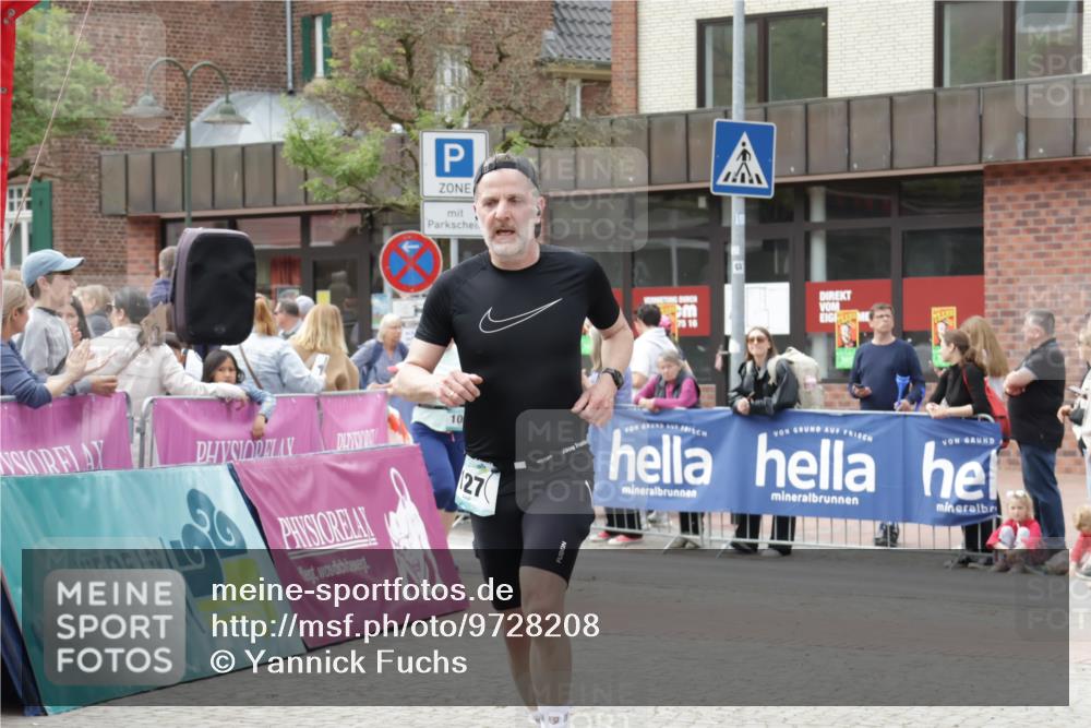 10.05.2026 - 8. Wedeler Halbmarathon Yannick Fuchs http://msf.ph/oto/9728208 10.05.2026 11:42:17 Ziel 127, 352, 1052 meine-sportfotos.de
