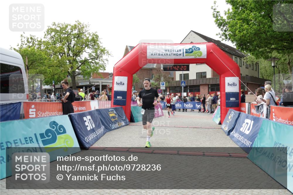 10.05.2026 - 8. Wedeler Halbmarathon Yannick Fuchs http://msf.ph/oto/9728236 10.05.2026 11:42:18 Ziel 127, 352, 1052 meine-sportfotos.de