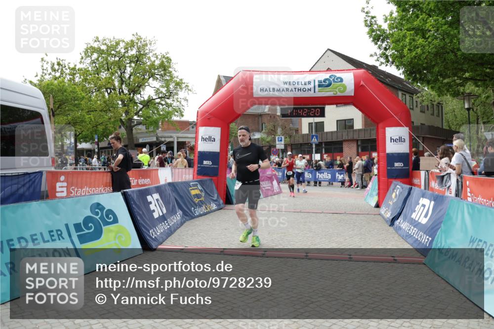 10.05.2026 - 8. Wedeler Halbmarathon Yannick Fuchs http://msf.ph/oto/9728239 10.05.2026 11:42:18 Ziel 127, 352, 1052 meine-sportfotos.de