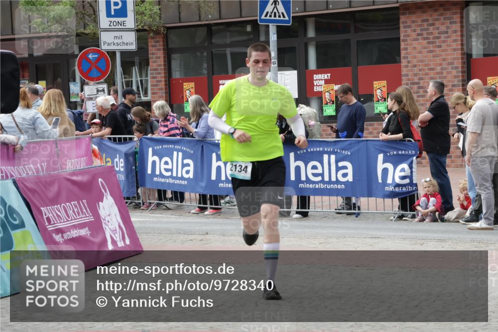 10.05.2026 - 8. Wedeler Halbmarathon Yannick Fuchs http://msf.ph/oto/9728340 10.05.2026 11:42:26 Ziel 352, 1052, 2134 meine-sportfotos.de
