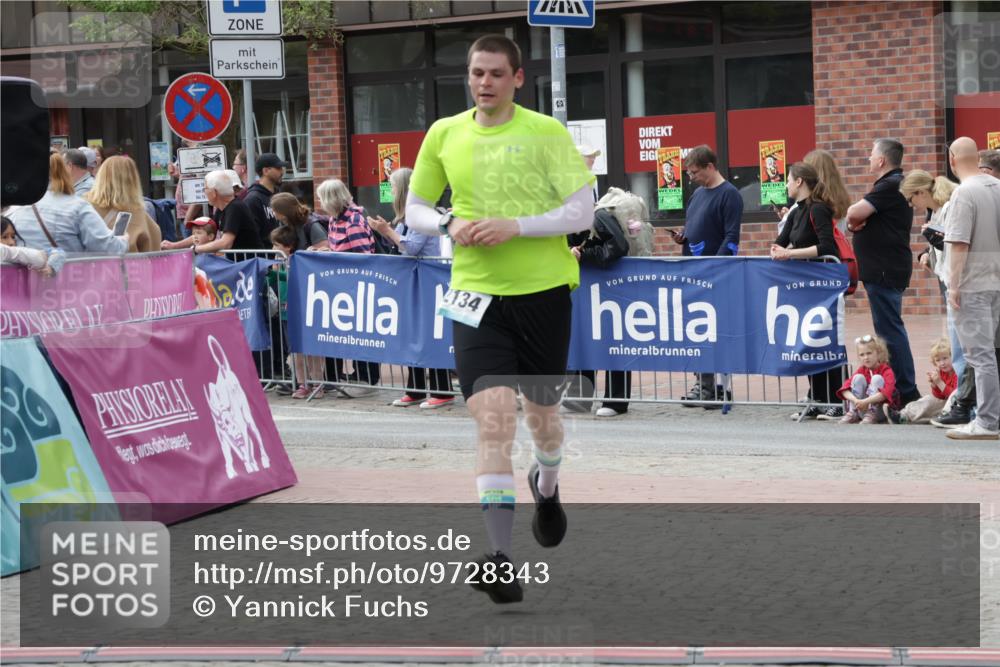 10.05.2026 - 8. Wedeler Halbmarathon Yannick Fuchs http://msf.ph/oto/9728343 10.05.2026 11:42:26 Ziel 352, 1052, 2134 meine-sportfotos.de