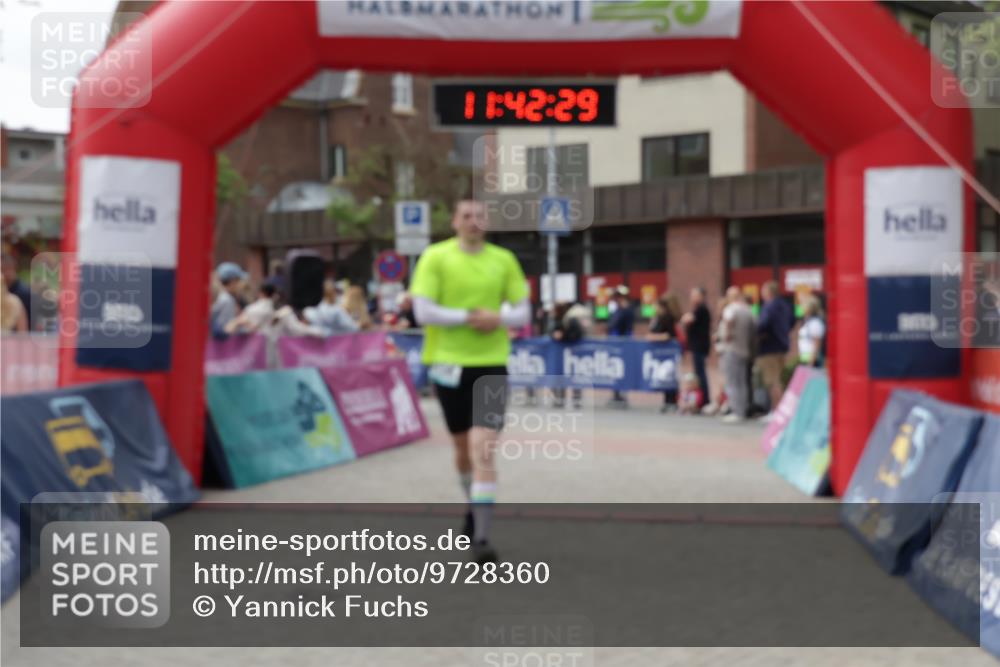 10.05.2026 - 8. Wedeler Halbmarathon Yannick Fuchs http://msf.ph/oto/9728360 10.05.2026 11:42:27 Ziel 1052, 2134 meine-sportfotos.de