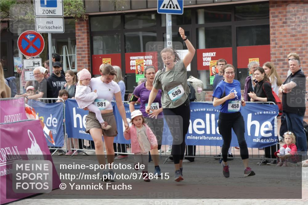 10.05.2026 - 8. Wedeler Halbmarathon Yannick Fuchs http://msf.ph/oto/9728415 10.05.2026 11:42:36 Ziel 458, 581, 589, 2035 meine-sportfotos.de