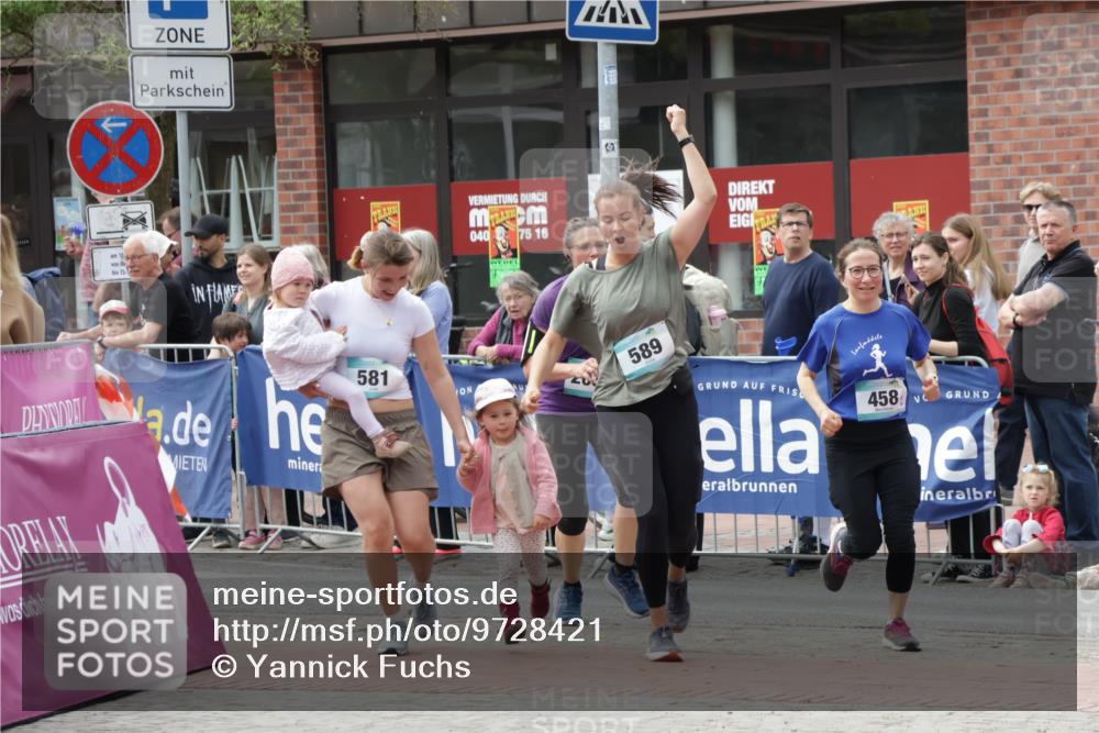 10.05.2026 - 8. Wedeler Halbmarathon Yannick Fuchs http://msf.ph/oto/9728421 10.05.2026 11:42:37 Ziel 458, 581, 589, 2035 meine-sportfotos.de