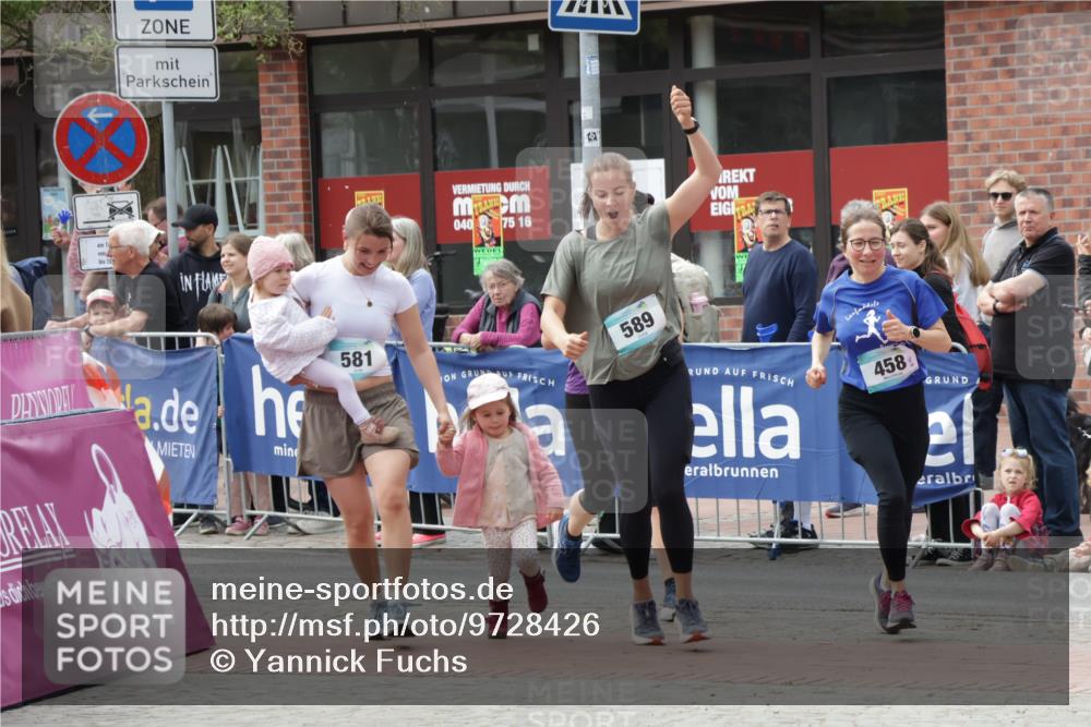 10.05.2026 - 8. Wedeler Halbmarathon Yannick Fuchs http://msf.ph/oto/9728426 10.05.2026 11:42:37 Ziel 458, 581, 589, 2035 meine-sportfotos.de
