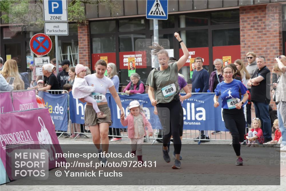 10.05.2026 - 8. Wedeler Halbmarathon Yannick Fuchs http://msf.ph/oto/9728431 10.05.2026 11:42:37 Ziel 458, 581, 589, 2035 meine-sportfotos.de