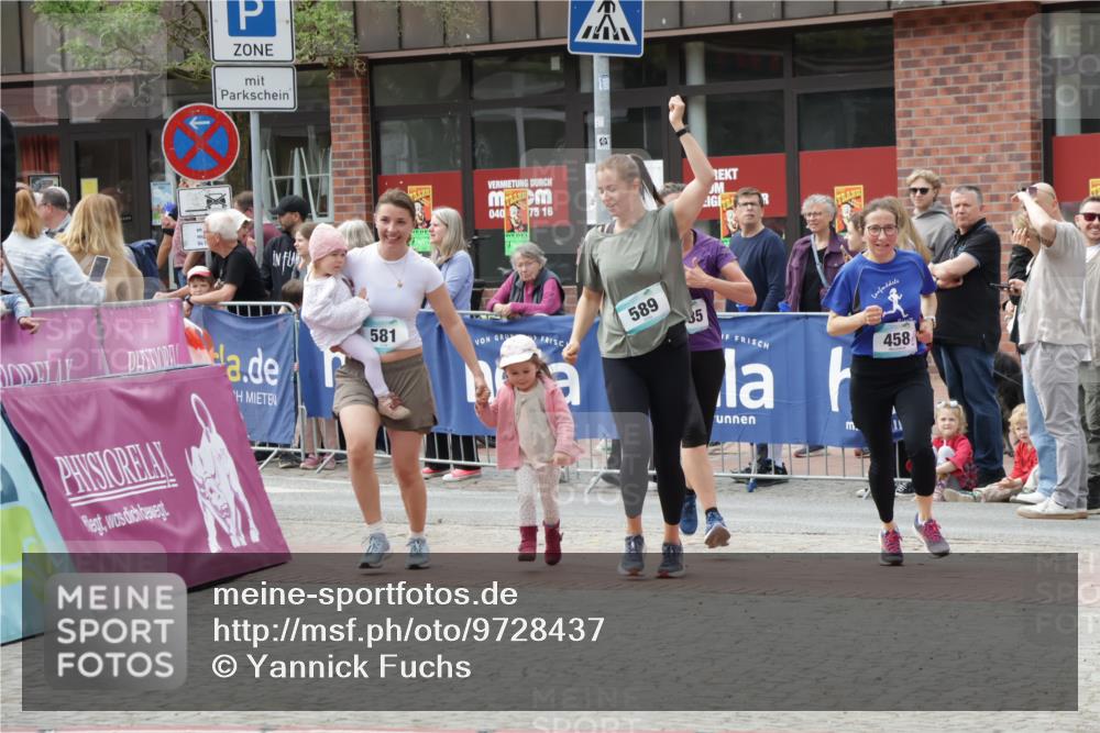 10.05.2026 - 8. Wedeler Halbmarathon Yannick Fuchs http://msf.ph/oto/9728437 10.05.2026 11:42:37 Ziel 458, 581, 589, 2035 meine-sportfotos.de