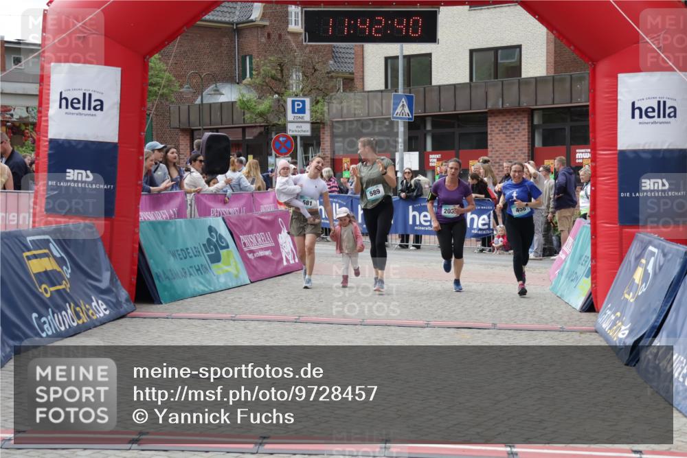 10.05.2026 - 8. Wedeler Halbmarathon Yannick Fuchs http://msf.ph/oto/9728457 10.05.2026 11:42:38 Ziel 458, 581, 589, 2035 meine-sportfotos.de