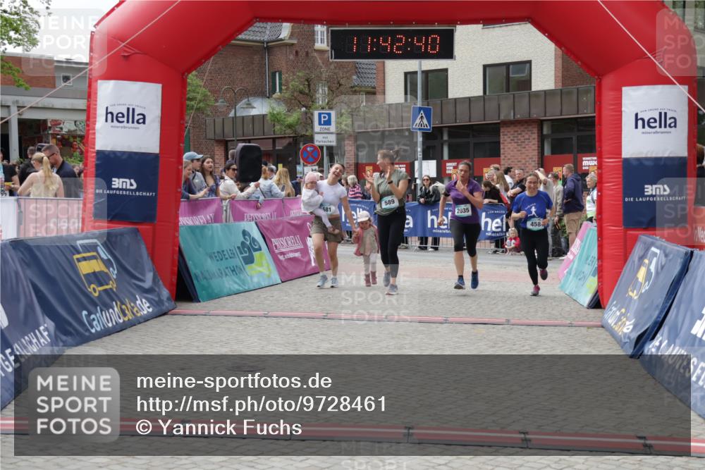 10.05.2026 - 8. Wedeler Halbmarathon Yannick Fuchs http://msf.ph/oto/9728461 10.05.2026 11:42:38 Ziel 458, 581, 589, 2035 meine-sportfotos.de